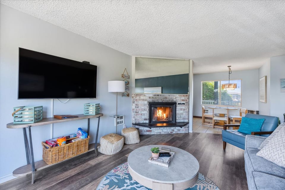 Family Suite for 6 - Fireplace and Kitchen - Pool and Hot Tub House in Ocean Shores