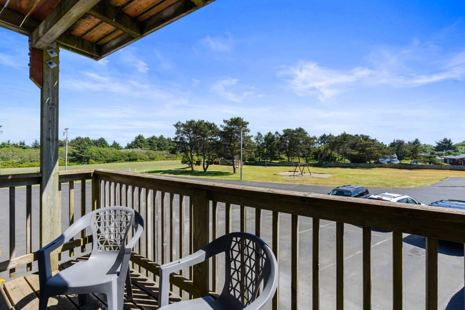 Family Suite for 6 - Fireplace and Kitchen - Pool and Hot Tub House in Ocean Shores