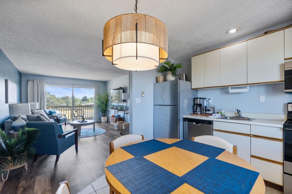 Family Suite for 6 - Fireplace and Kitchen - Pool and Hot Tub House in Ocean Shores
