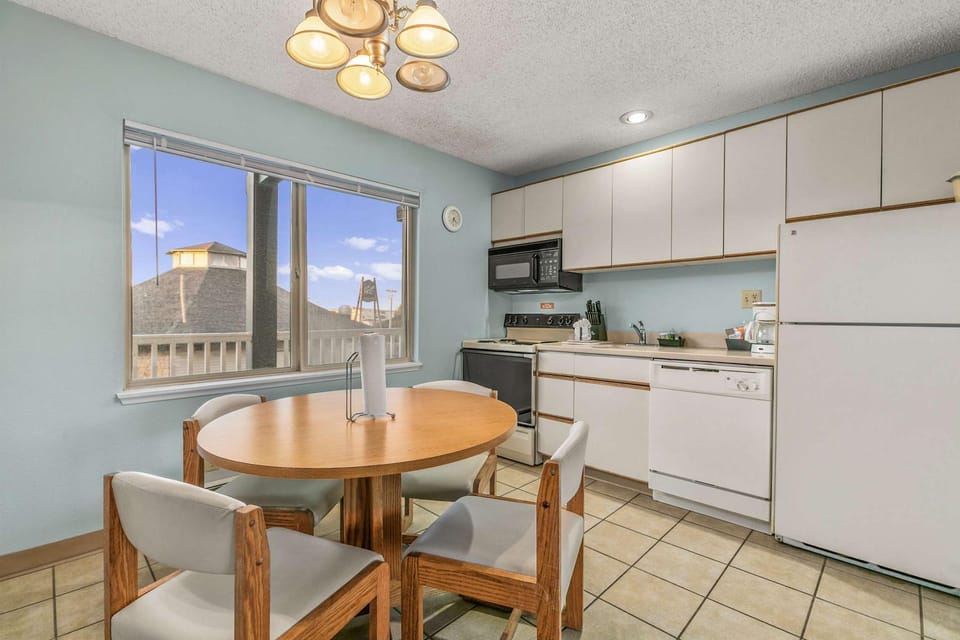 1-Bedroom Family Suite for 4 with King Bed - Pool and Hot Tub House in Ocean Shores