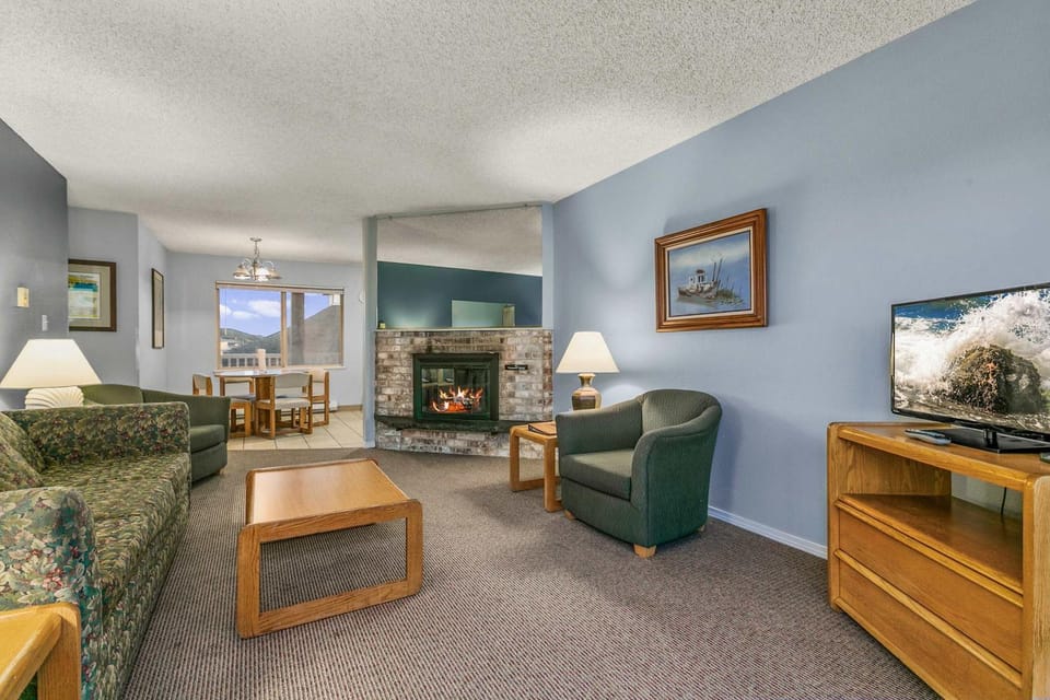 1-Bedroom Family Suite for 4 with King Bed - Pool and Hot Tub House in Ocean Shores