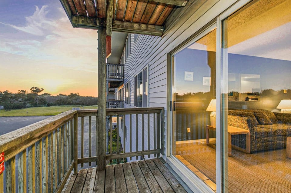 1-Bedroom Family Suite for 4 with King Bed - Pool and Hot Tub House in Ocean Shores