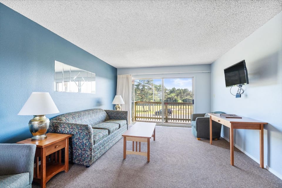 Family Suite for 6 Pet-friendly with Fireplace and Kitchen - Pool and Hot Tub House in Ocean Shores