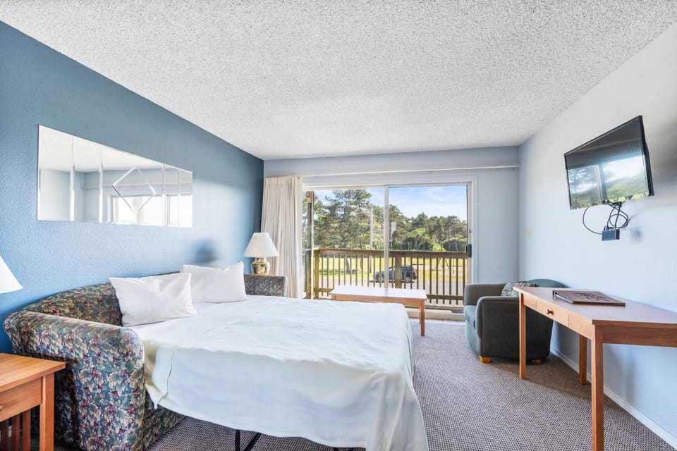 Family Suite for 6 Pet-friendly with Fireplace and Kitchen - Pool and Hot Tub House in Ocean Shores
