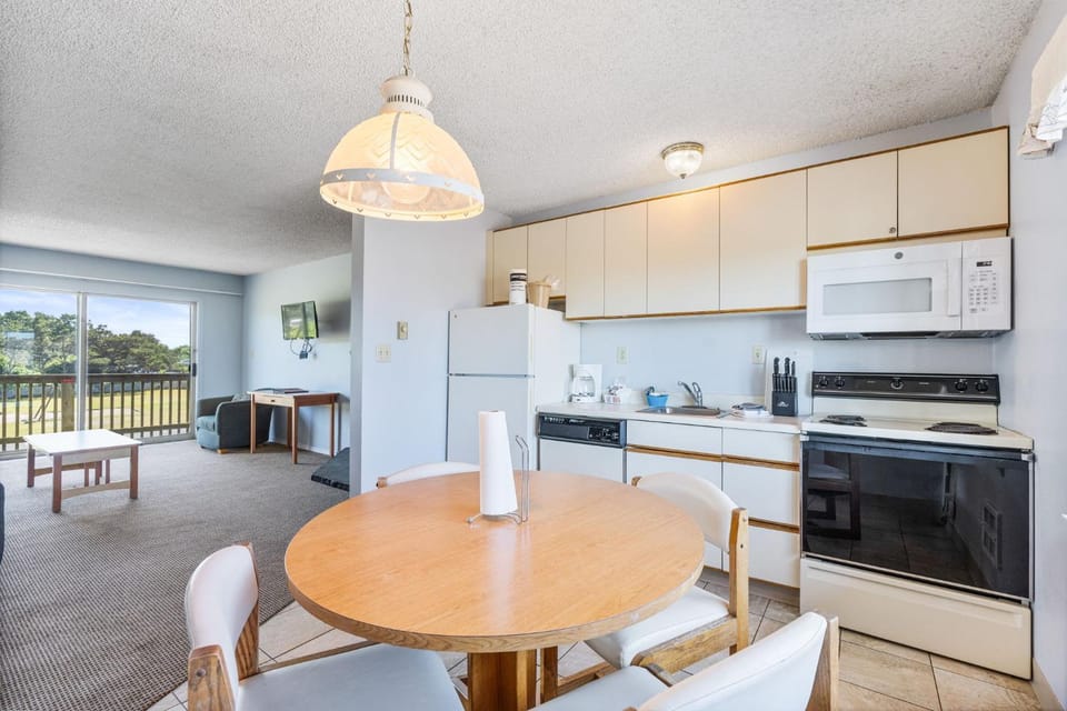 Family Suite for 6 Pet-friendly with Fireplace and Kitchen - Pool and Hot Tub House in Ocean Shores