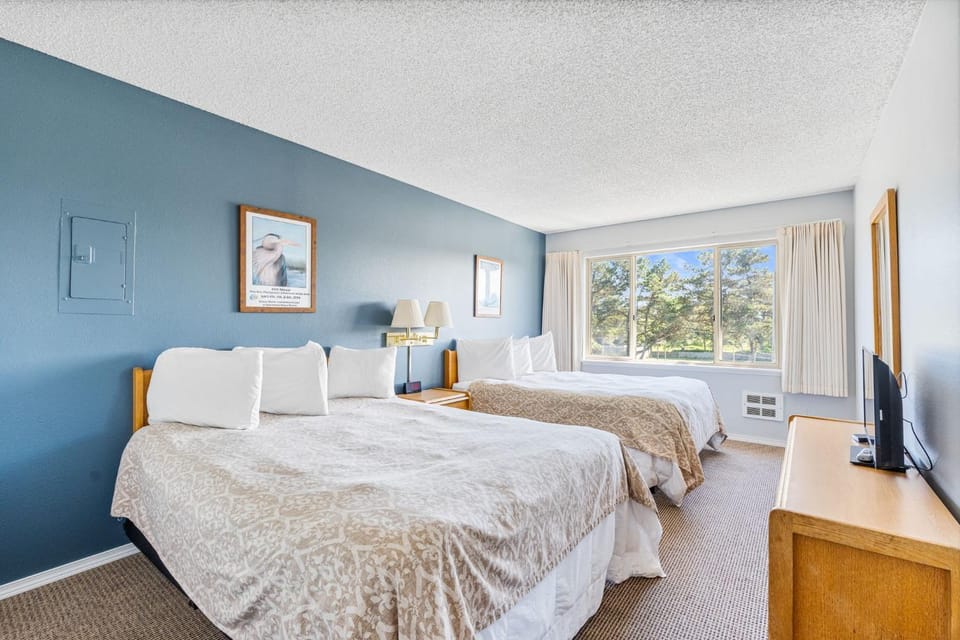 Family Suite for 6 Pet-friendly with Fireplace and Kitchen - Pool and Hot Tub House in Ocean Shores