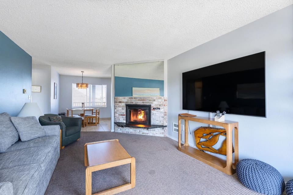 1-Bedroom Family Suite for 6 with Kitchen and Fireplace - Pool and Hot Tub House in Ocean Shores