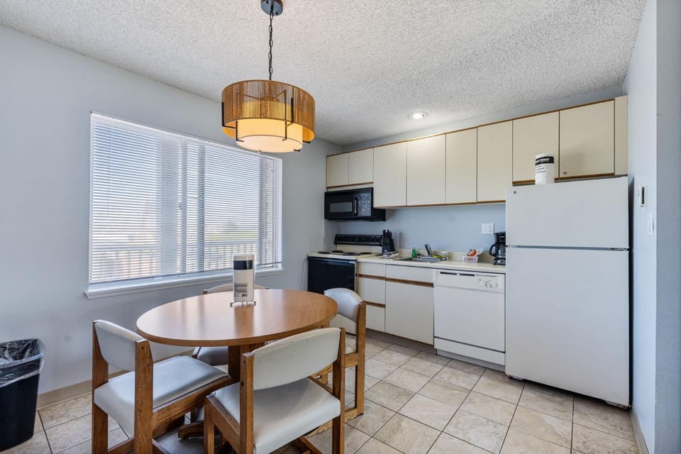 1-Bedroom Family Suite for 6 with Kitchen and Fireplace - Pool and Hot Tub House in Ocean Shores