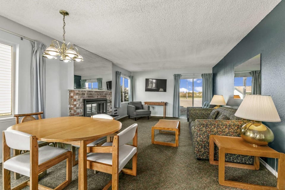 Pet-Friendly 2-Bedroom Family Suite with Fireplace - Pool and Hot Tub House in Ocean Shores
