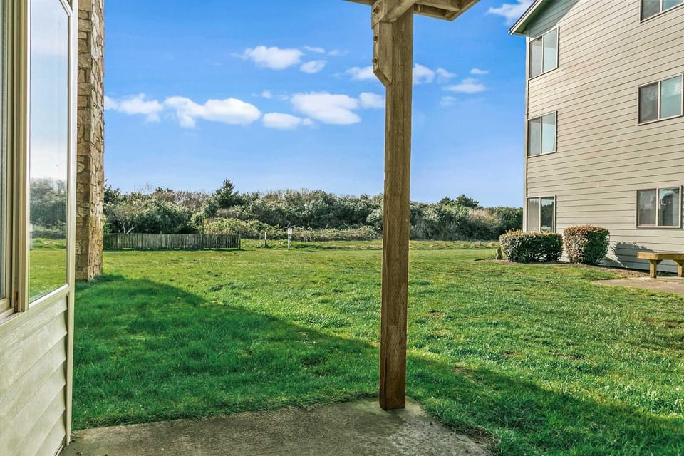 Pet-Friendly 2-Bedroom Family Suite with Fireplace - Pool and Hot Tub House in Ocean Shores