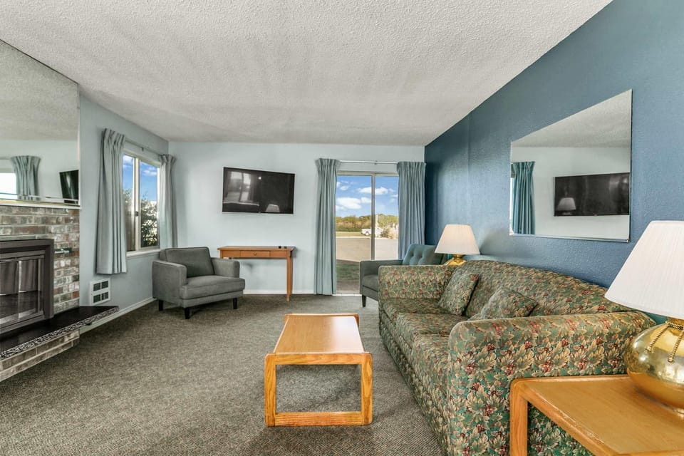 Pet-Friendly 2-Bedroom Family Suite with Fireplace - Pool and Hot Tub House in Ocean Shores