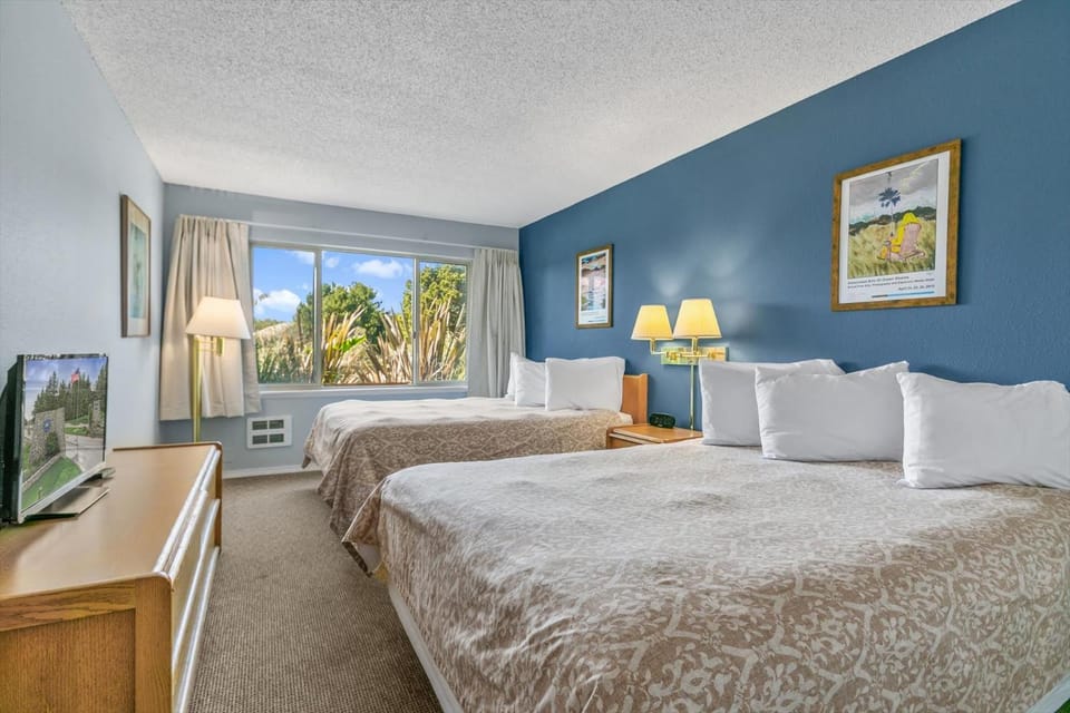 Ground Floor Suite for 6 with Patio - Pool and Hot Tub House in Ocean Shores