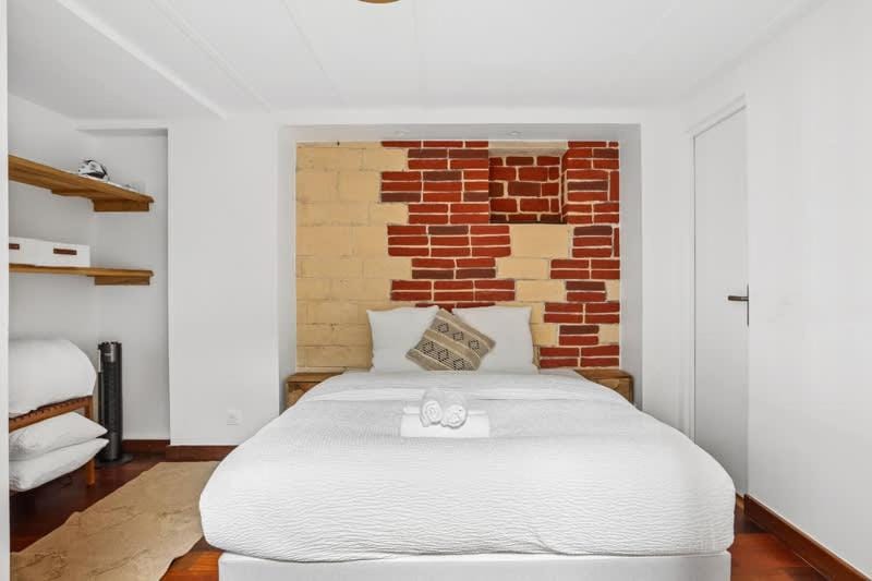 Bed, Photo of the whole room, Bedroom, towels