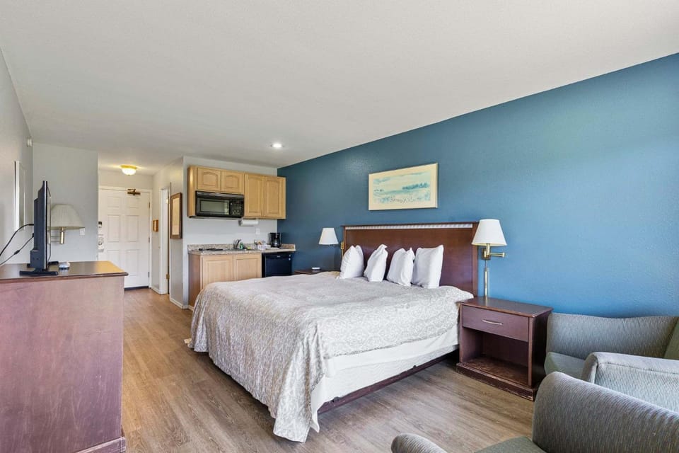 King Bed Pet-Friendly Studio with Pool and Hot tub House in Ocean Shores