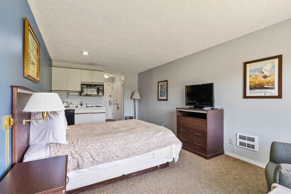 Queen Studio Ground Floor - Pool and Hot Tub House in Ocean Shores