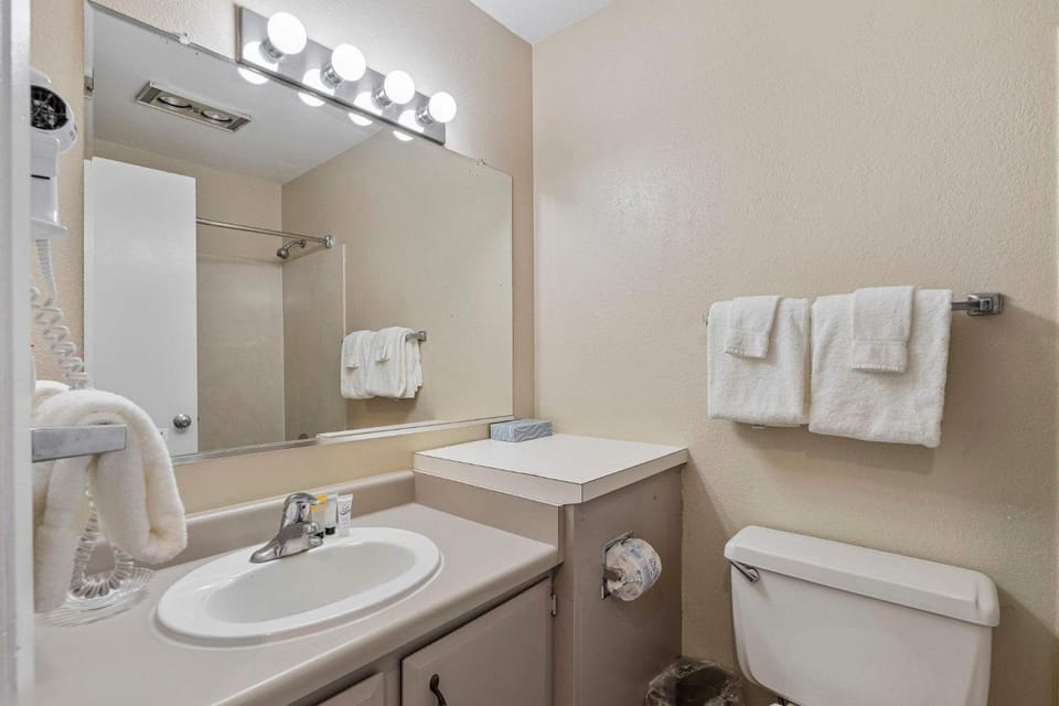 Queen Studio Ground Floor - Pool and Hot Tub House in Ocean Shores