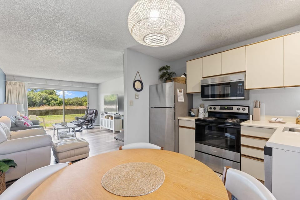 Pet Friendly Suite with Kitchen and Patio - Pool and Hot Tub House in Ocean Shores