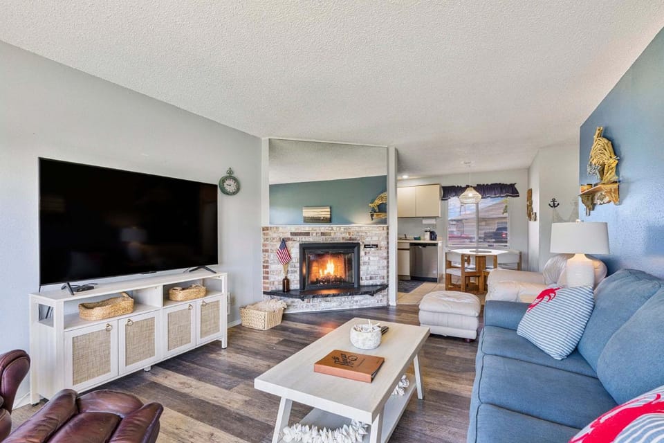 Pet Friendly Suite with Kitchen and Patio - Pool and Hot Tub House in Ocean Shores