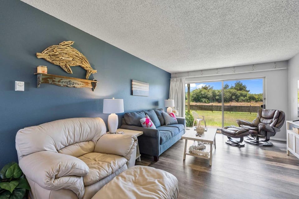 Pet Friendly Suite with Kitchen and Patio - Pool and Hot Tub House in Ocean Shores
