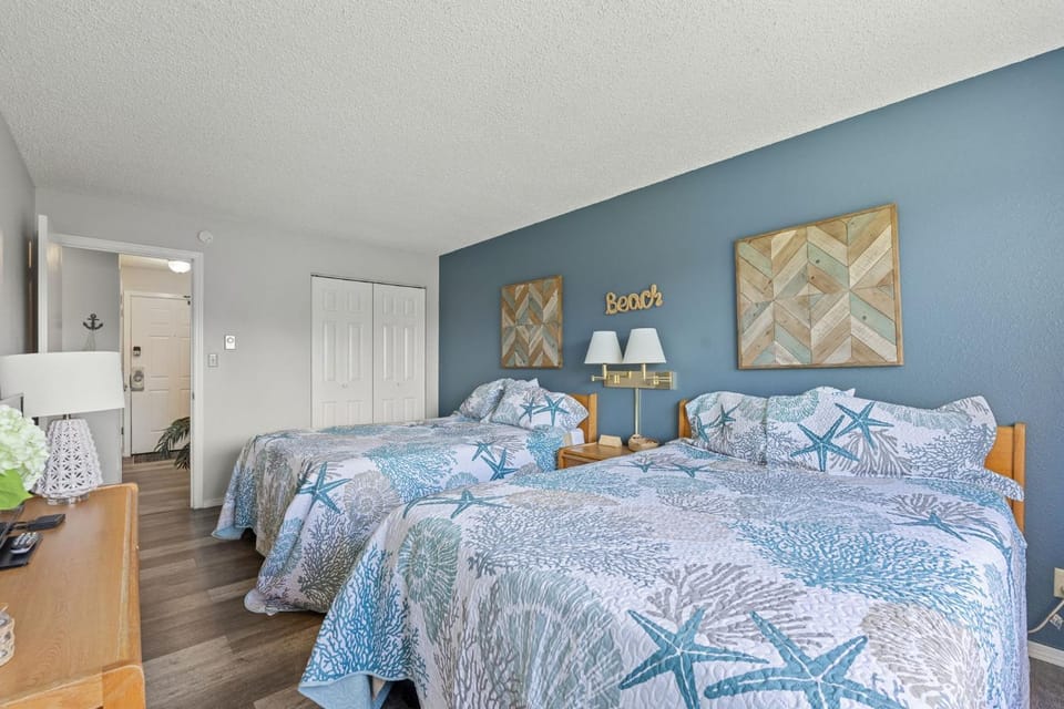 Pet Friendly Suite with Kitchen and Patio - Pool and Hot Tub House in Ocean Shores