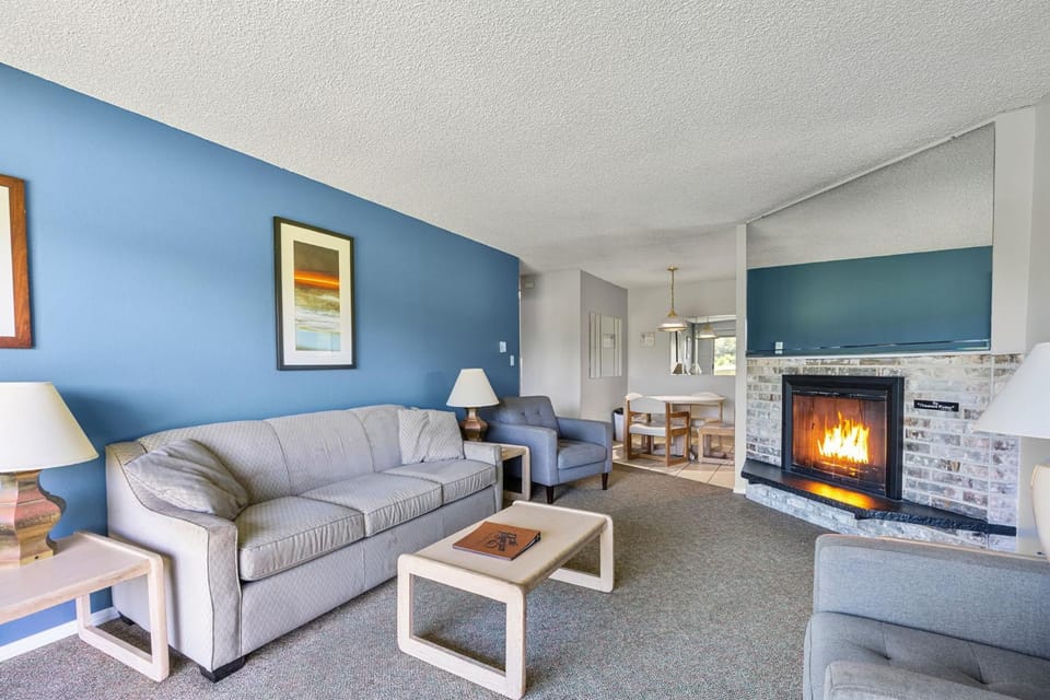 Pet Friendly Suite with Kitchen - Pool and Hot Tub House in Ocean Shores