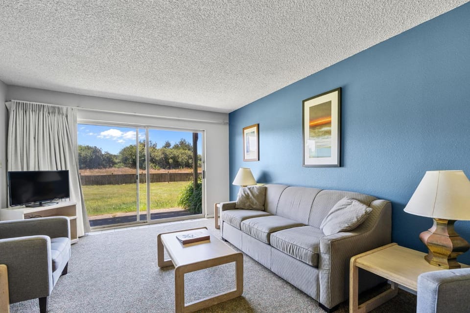 Pet Friendly Suite with Kitchen - Pool and Hot Tub House in Ocean Shores