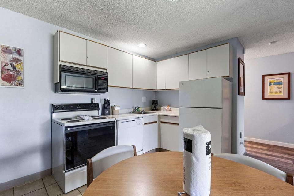Pet Friendly Suite with Patio - Pool and Hot Tub House in Ocean Shores