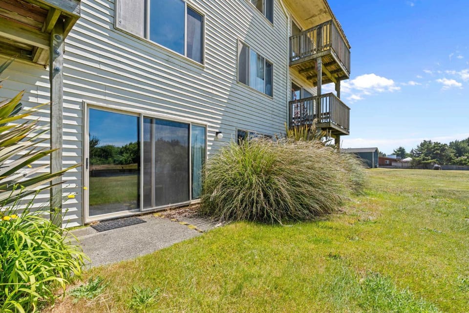 King Bed Studio with Kitchenette - Pool and Hot Tub House in Ocean Shores