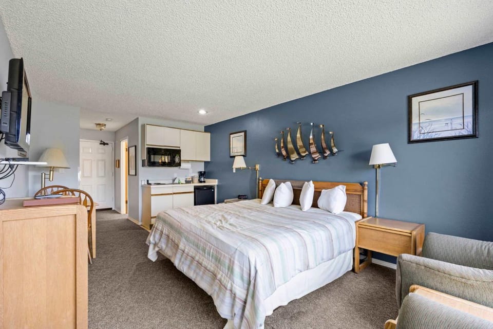 King Bed Studio with Kitchenette - Pool and Hot Tub House in Ocean Shores