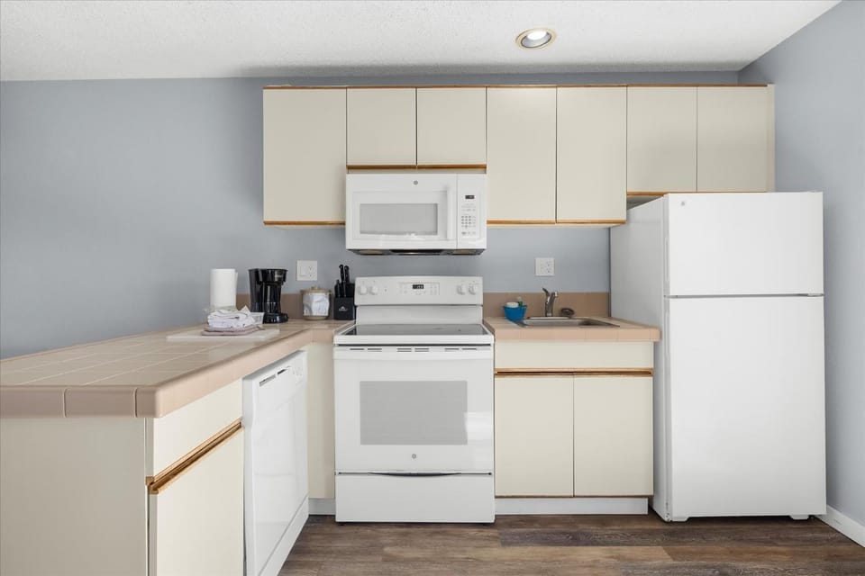 2 Bedroom Family Suite Condo with King Bed - Sleeps 8 - Pool and Hot Tub House in Ocean Shores
