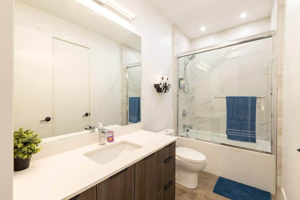 West Van Luxury Retreat 2BR 2BA Oceanview Bed and Breakfast in West Vancouver
