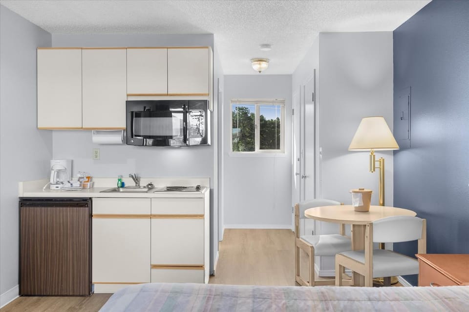 King Studio with Kitchenette - Pet-Friendly - Pool and Hot Tub House in Ocean Shores