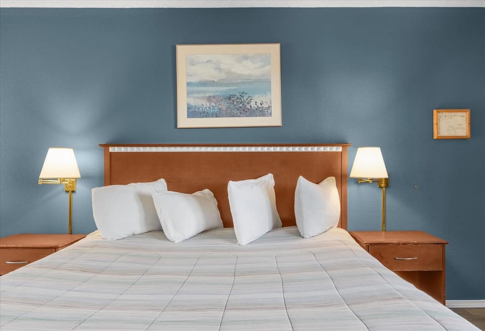 King Studio with Kitchenette - Pet-Friendly - Pool and Hot Tub House in Ocean Shores