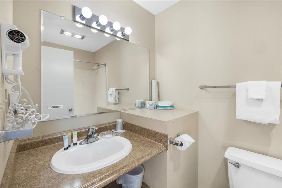 King Studio with Kitchenette - Pet-Friendly - Pool and Hot Tub House in Ocean Shores