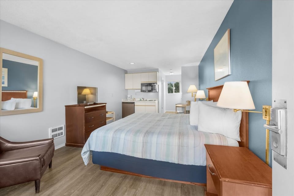 King Studio with Kitchenette - Pet-Friendly - Pool and Hot Tub House in Ocean Shores