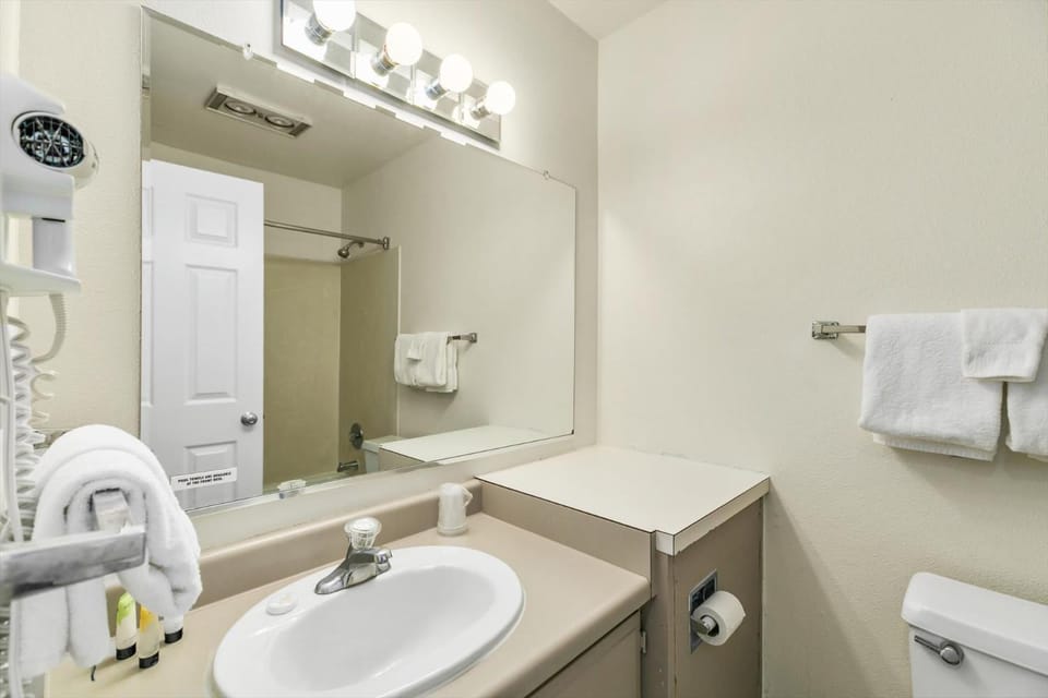 Pet Friendly Studio Condo with King Bed and Kitchenette - Pool and Hot Tub House in Ocean Shores