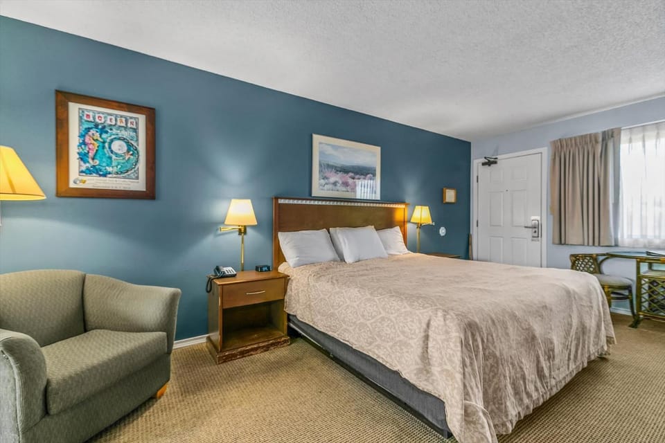 Pet Friendly Studio Condo with King Bed and Kitchenette - Pool and Hot Tub House in Ocean Shores