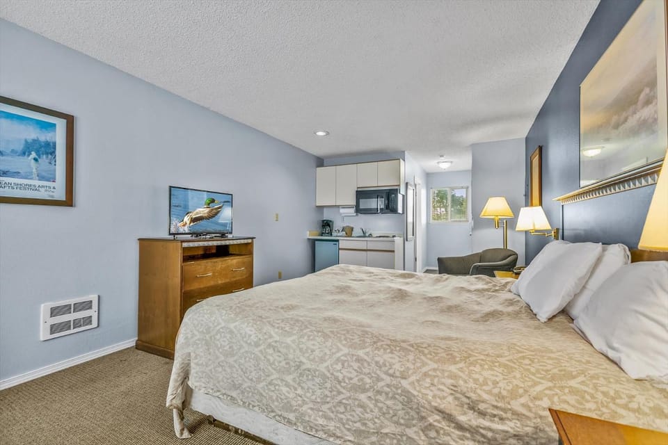 Pet Friendly Studio Condo with King Bed and Kitchenette - Pool and Hot Tub House in Ocean Shores