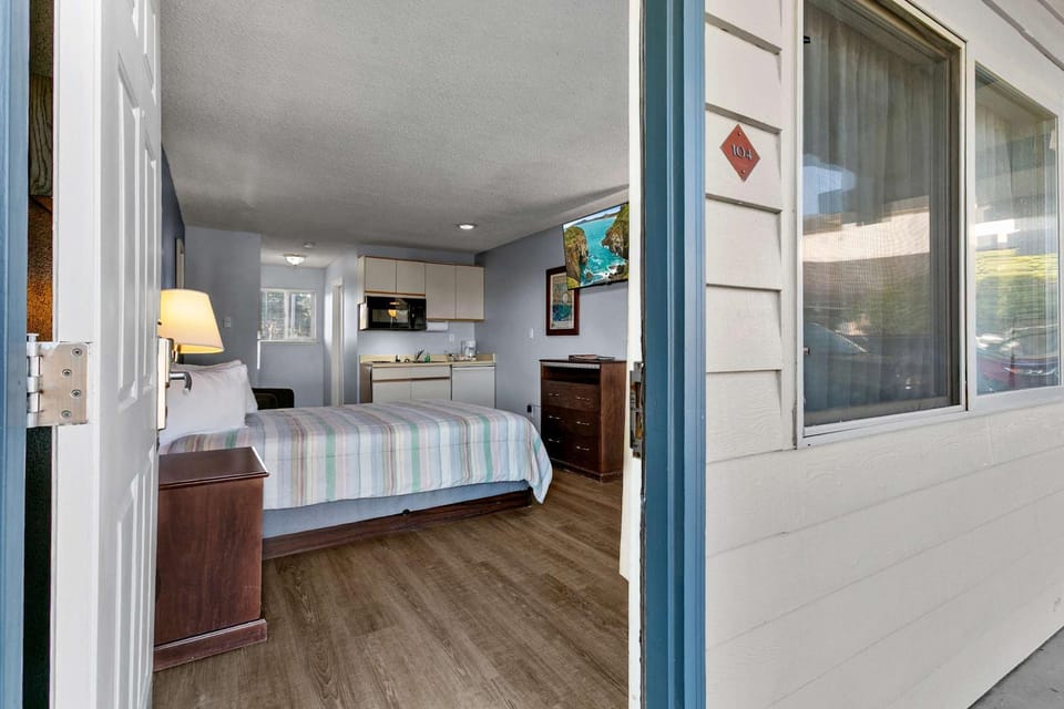 Pet-Friendly Ground Floor Studio with Kitchenette - Pool and Hot Tub House in Ocean Shores