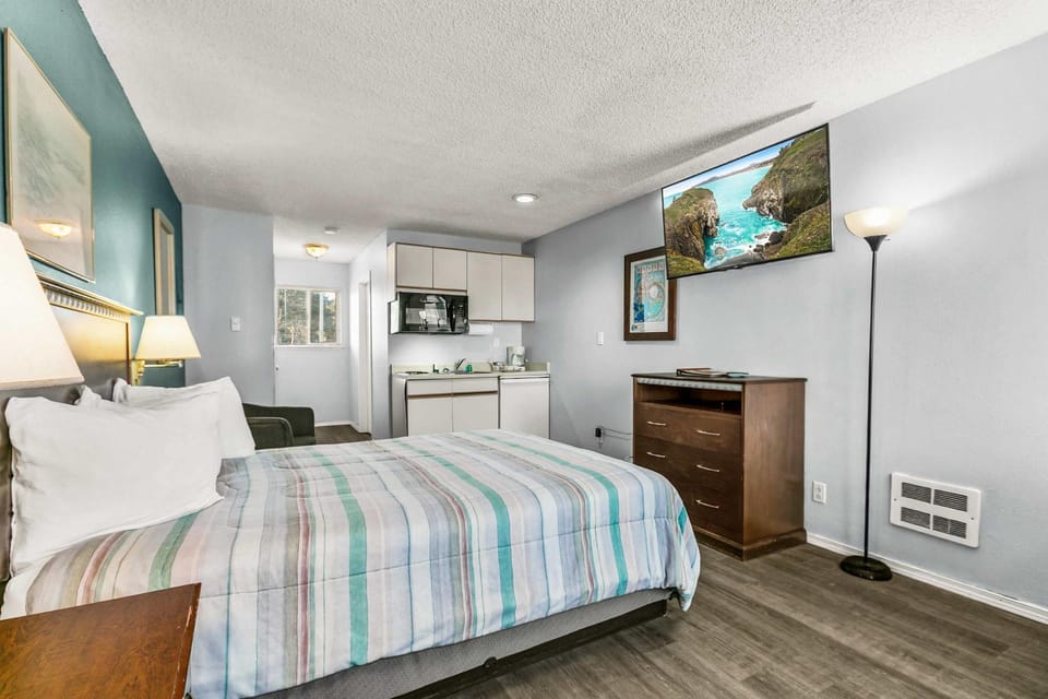 Pet-Friendly Ground Floor Studio with Kitchenette - Pool and Hot Tub House in Ocean Shores