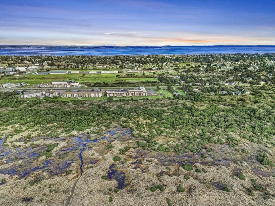 Pet-Friendly Ground Floor Studio with Kitchenette - Pool and Hot Tub House in Ocean Shores