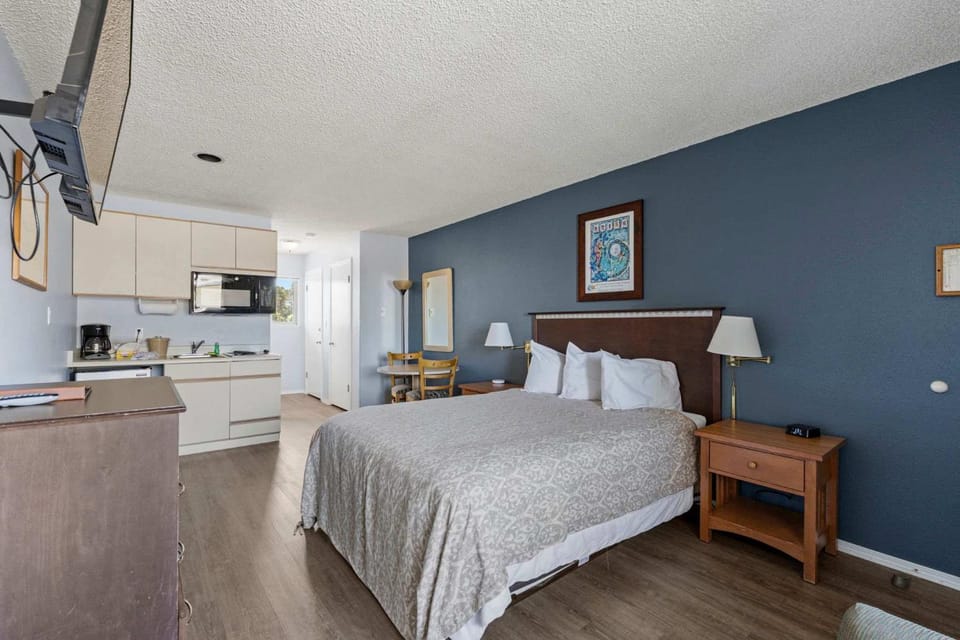 Ground Floor Studio - Pet-Friendly with Kitchenette - Pool and Hot Tub House in Ocean Shores