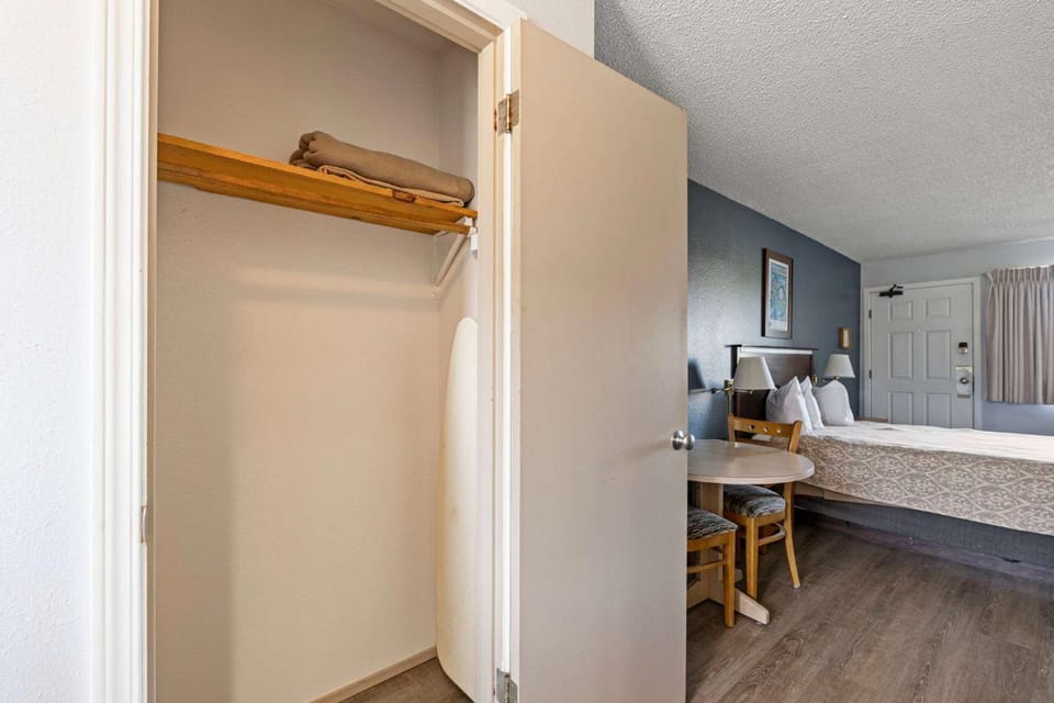 Ground Floor Studio - Pet-Friendly with Kitchenette - Pool and Hot Tub House in Ocean Shores
