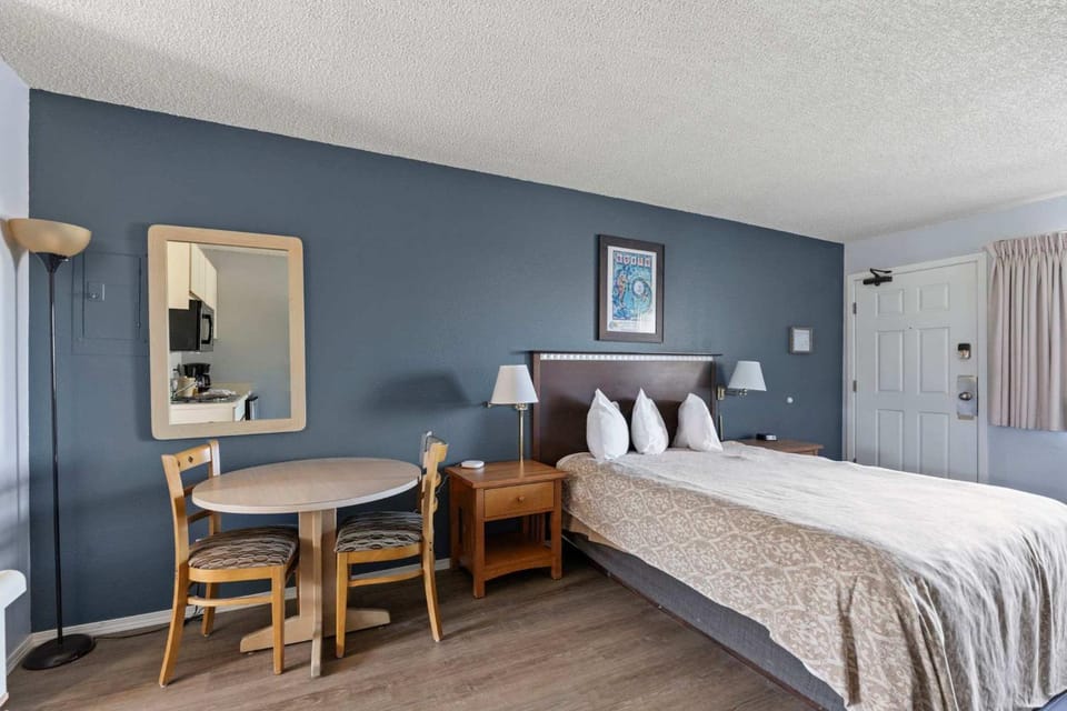 Ground Floor Studio - Pet-Friendly with Kitchenette - Pool and Hot Tub House in Ocean Shores