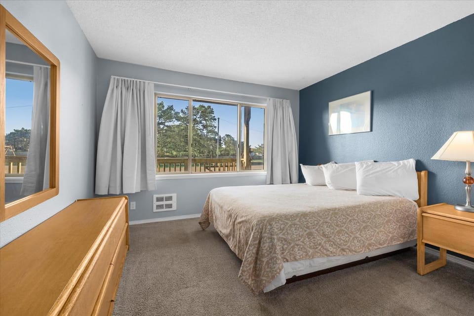 Ground Floor 2-Bedroom Suite - Pet Friendly - Fireplace and Kitchen - Pool and Hot Tub House in Ocean Shores