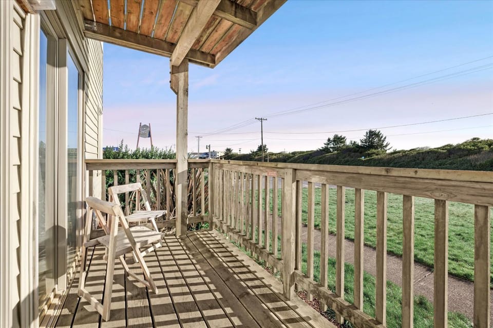 Ground Floor 2-Bedroom Suite - Pet Friendly - Fireplace and Kitchen - Pool and Hot Tub House in Ocean Shores