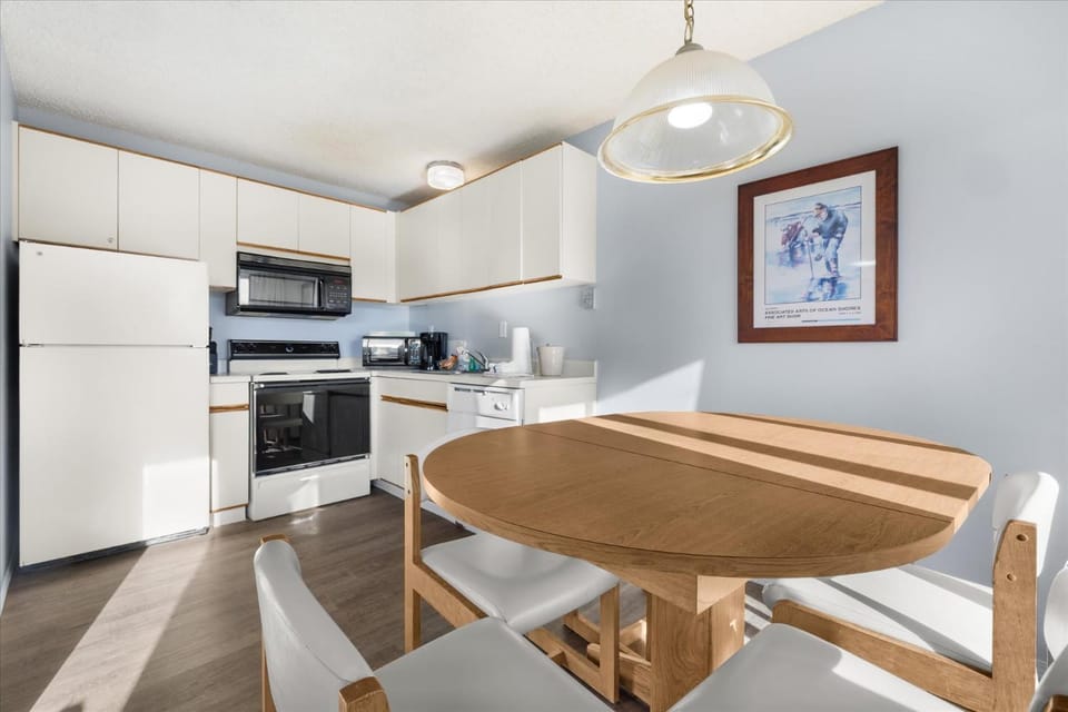 Ground Floor 2-Bedroom Suite - Pet Friendly - Fireplace and Kitchen - Pool and Hot Tub House in Ocean Shores
