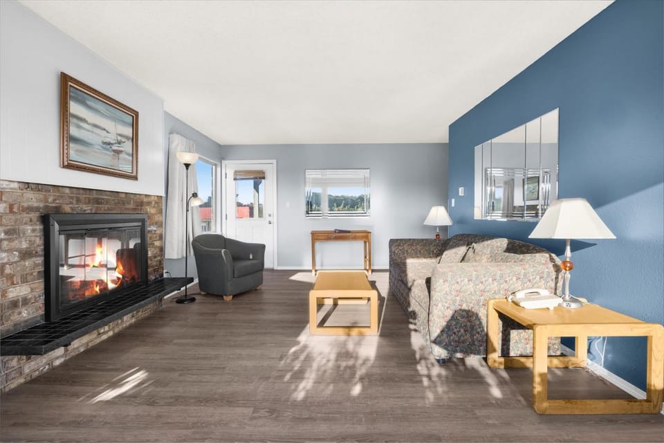 Ground Floor 2-Bedroom Suite - Pet Friendly - Fireplace and Kitchen - Pool and Hot Tub House in Ocean Shores