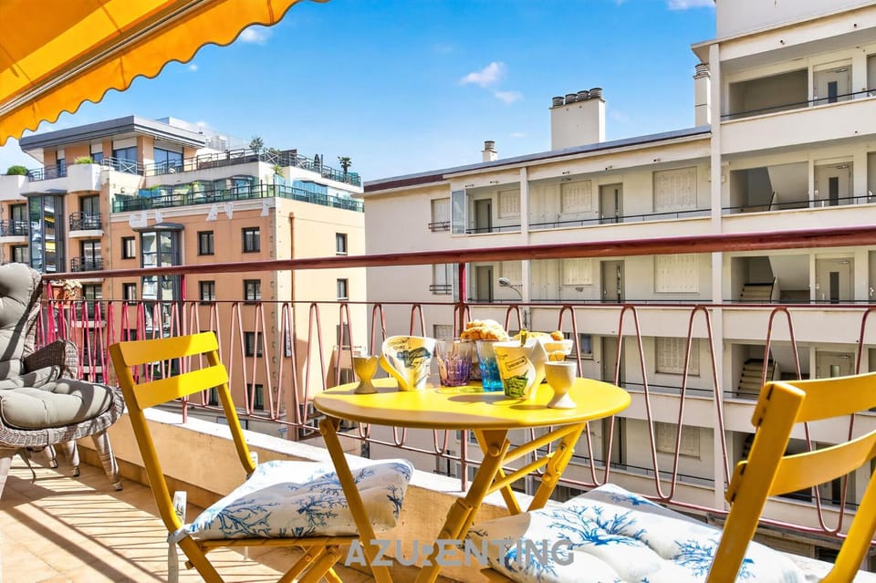 Property building, Day, Balcony/Terrace, Dining area, City view