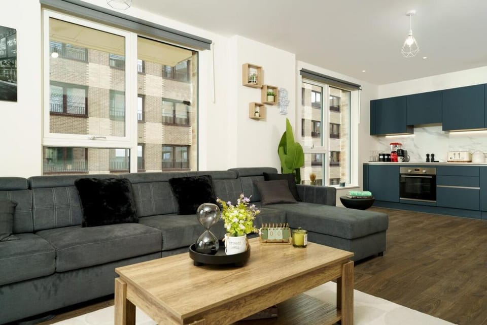 Private Cinema Lounge I 2BR Luxury Stay I Sleeps 8 Apartment in Harrow
